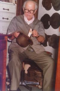 Carlos Monroe trabalhando em sua chapelaria.